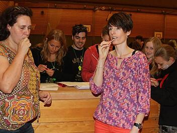 Die beiden Lehrerinnen Astrid Henning und Tina Küfner haben sich spontan entschlossen, sich in die Knochenmarkspender-Kartei eintragen zu lassen. Beide haben Krebsfälle in der näheren Bekanntschaft oder in der Familie. Foto: Sonja Adam