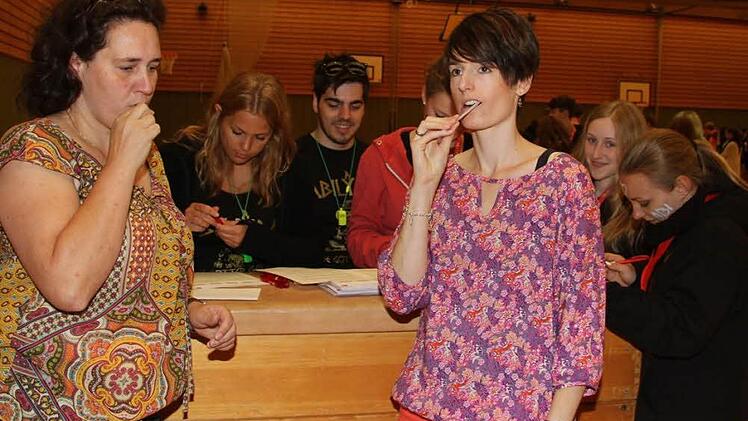 Die beiden Lehrerinnen Astrid Henning und Tina Küfner haben sich spontan entschlossen, sich in die Knochenmarkspender-Kartei eintragen zu lassen. Beide haben Krebsfälle in der näheren Bekanntschaft oder in der Familie. Foto: Sonja Adam