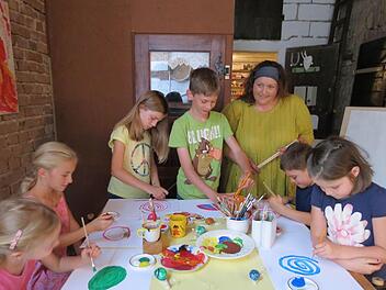 Beim Malen vertieft: Nathalie, Lucy, Emely, Noah, Künstlerin und Entspannungspädagogin Simone Mahler, Hannes und Pauline.  Foto: Doris Bauer