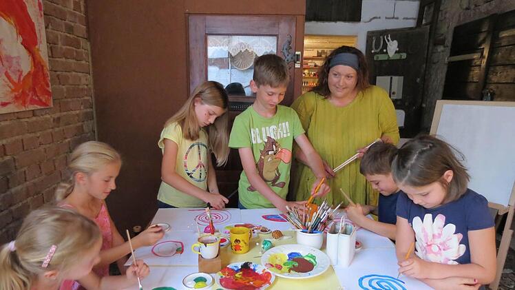 Beim Malen vertieft: Nathalie, Lucy, Emely, Noah, Künstlerin und Entspannungspädagogin Simone Mahler, Hannes und Pauline.  Foto: Doris Bauer