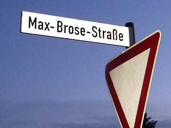 Das Archivfoto zeigt das Straßenschild Max-Brose-Straße in Hallstadt im Jahr 2004.