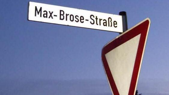 Das Archivfoto zeigt das Straßenschild Max-Brose-Straße in Hallstadt im Jahr 2004.