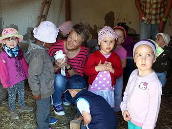Keine Scheu zeigen die Kinder aus dem Kindergarten Döringstadt bei Marion Damm in Neudorf vor den Tieren des Hofes.  Foto: Jupp Schröder