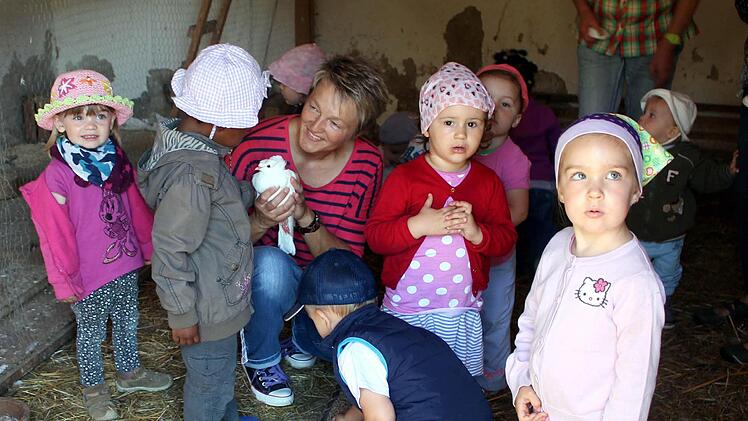 Keine Scheu zeigen die Kinder aus dem Kindergarten Döringstadt bei Marion Damm in Neudorf vor den Tieren des Hofes.  Foto: Jupp Schröder
