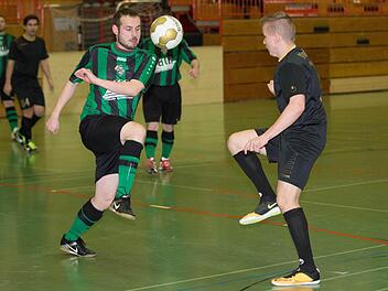 Platz 3 beim Turnier für Freizeitmannschaften belegten die Shaker-Boys aus Tettau (schwarze Trikots) vor den Gladbach-Fans Frankenwald. Fotos: Heinrich Weiß