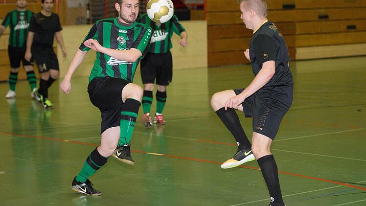 Platz 3 beim Turnier für Freizeitmannschaften belegten die Shaker-Boys aus Tettau (schwarze Trikots) vor den Gladbach-Fans Frankenwald. Fotos: Heinrich Weiß