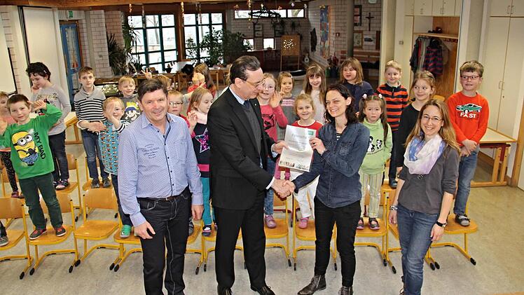 Über die Patenschaft der AOK für das Projekt "Klasse 2000" freuen sich zusammen mit den Kindern der Grundschule Burgpreppach (vorne von links): Rektor Alois Brandl, stellvertretender Direktor der AOK Schweinfurt, Peter Scheder und die Klassenlehrerinnen Sabine Pascher und Silke Feulner. Foto: Helmut Will.