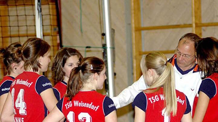 Jahrelang betreute Jürgen Strässer (weiß) die Frauen-Volleyball-Mannschaften der TSG Weisendorf (hier ein Bild von Februar 2008). Nach dieser Saison ist für den Vorsitzenden Schluss.  Foto: herzopress/Archiv