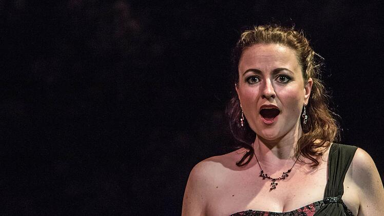 Stefanie Schmitt gestaltete einen Liederabend in der Coburger Reithalle.Foto: Jochen Berger