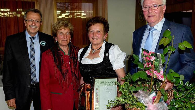 Stellvertretender Landrat Emil Müller (von links) und die Kreisvorsitzende Irmgard Heinrich gratulieren Irmgard Neumann, die die Ehrenmitgliedschaft erhielt und von Vorsitzendem Erich Schießer geehrt wurde. Foto: Gerd Schaar
