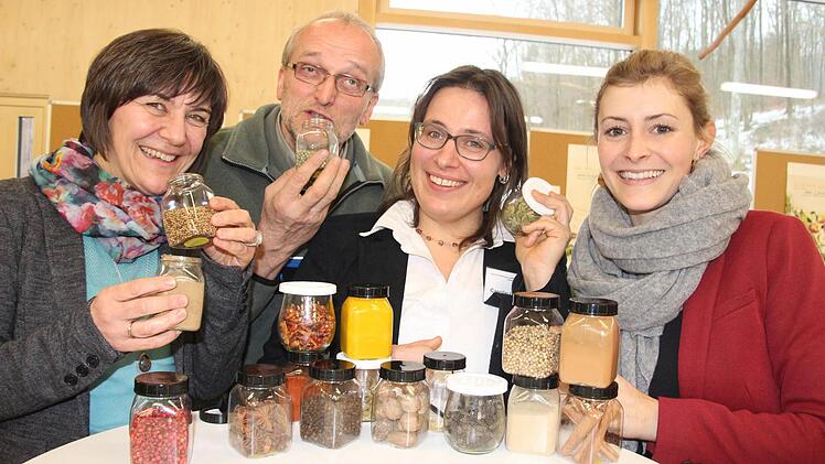 Eine Runde Gewürz-Memory spielen Klaudia Schwarz (AELF Schweinfurt), Andreas Leyrer (forstlicher Leiter des Steigerwald-Zentrums), Carolin Lenhart (AELF Schweinfurt) und Constanze Haissig (Marketing Steigerwald-Zentrum).