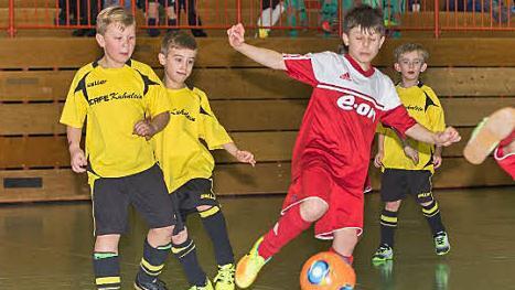 Der SV Steinwiesen (gelbe Trikots) bezwang den TSV K&uuml;ps mit 2:0.