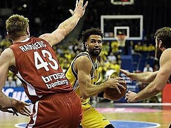 Leon Radosevic (l.) und Nicolo Melli (r.) versperren Drew Crawford, der auch im Halbfinale Ludwigsburgs bester Werfer war, den Weg.  Foto: dpa