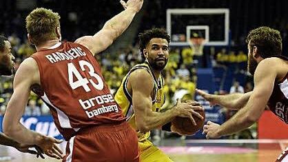 Leon Radosevic (l.) und Nicolo Melli (r.) versperren Drew Crawford, der auch im Halbfinale Ludwigsburgs bester Werfer war, den Weg.  Foto: dpa