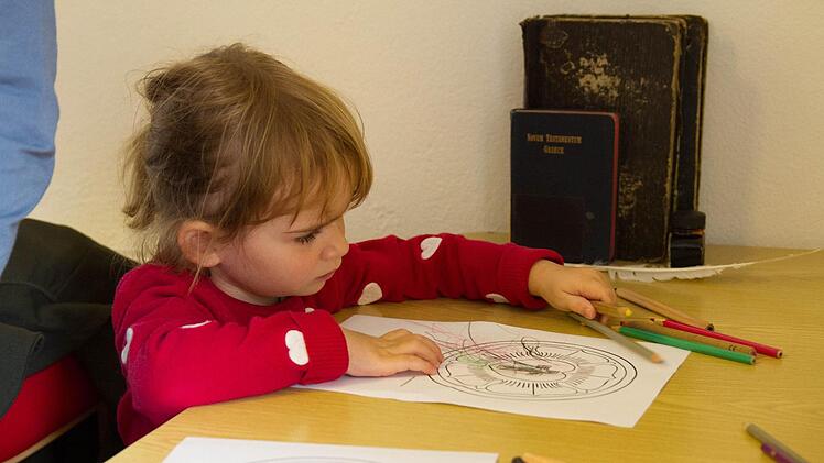 Die Kinder malten eine Luther-Rose aus.Foto: Jule Müller