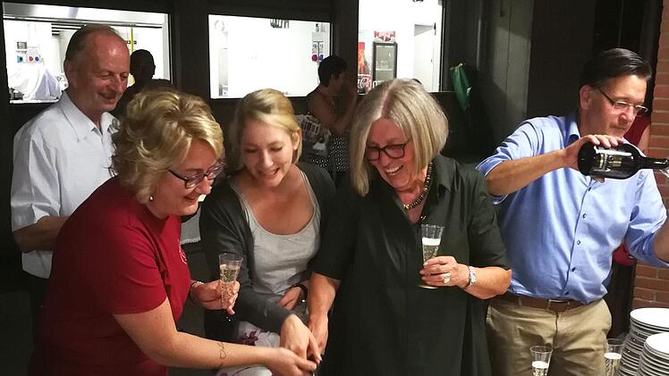 Rosanna Casartelli, Vera Bretting und Johanna Blum schneiden die Torte an, im Hintergrund links Altbürgermeister Armin Goß, rechts  Bürgermeister Karsten Fischkal   Foto: privat