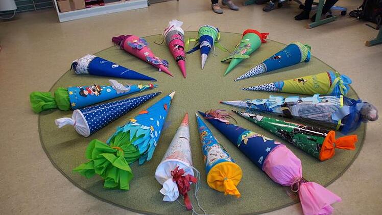 Schult&uuml;ten im Kreis - als Zeichen f&uuml;r den Zusammenhalt