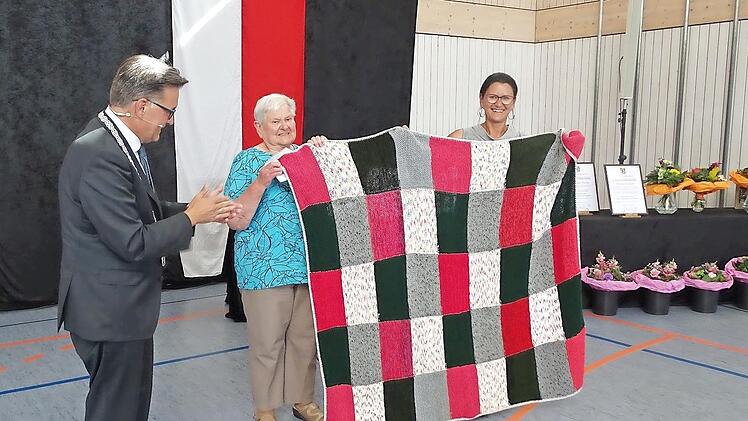 Der Strickkreis Aisch unter der Leitung von Elisabeth Stingl fertigt seit 30 Jahren Decken &bdquo;Made in Aasch&ldquo;, die zu armen Menschen in Brasilien und Rum&auml;nien gehen. 1950 Decken haben so bereits ihren Weg in die Welt gefunden.