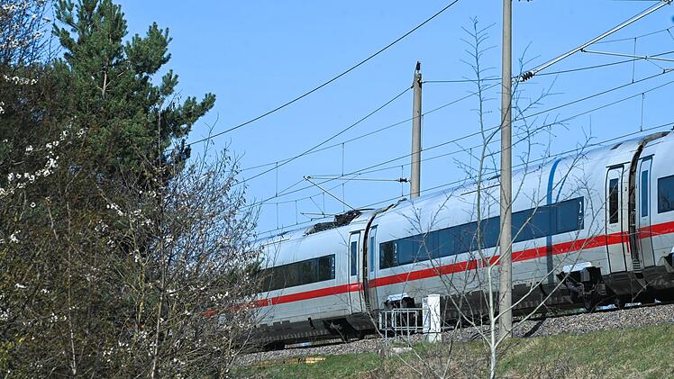 Oberleitung f&auml;llt auf ICE: Hunderte Reisende sitzen fest