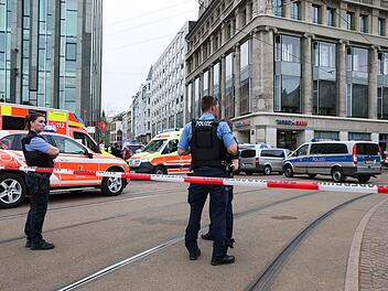 Auto in Leipzig in Menschengruppe gefahren