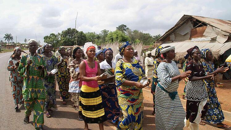 Die Mütter der Schüler aus Bonou dankten mit Musik und Gesang für die erweiterte Schulausstattung, die ihren Kindern zugute kommt. Repro: K.-H. Hofmann