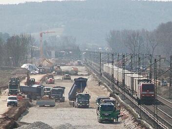 Bei laufendem Betrieb der bestehenden Bahntrasse wird der Überholbahnhof gebaut.