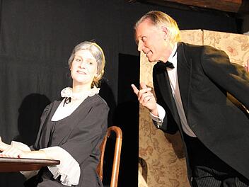 Klausi (Wolfgang Krebs) und Elvira (Anna Luisa Zimmermann) spielen Butler James und Miss Sophie. Die vielschichtige Aufführung hat die Zuschauer im Schlosstheater Thurnau mitgerissen. Foto: Katharina Müller-Sanke