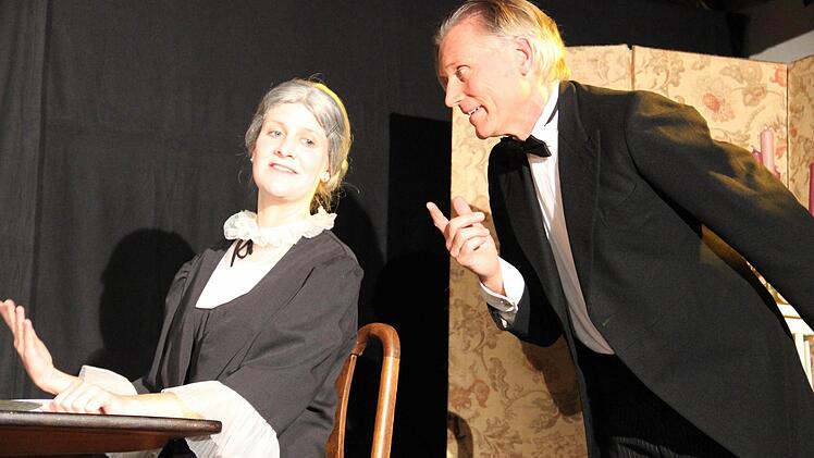 Klausi (Wolfgang Krebs) und Elvira (Anna Luisa Zimmermann) spielen Butler James und Miss Sophie. Die vielschichtige Aufführung hat die Zuschauer im Schlosstheater Thurnau mitgerissen. Foto: Katharina Müller-Sanke