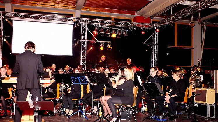 Dass das Blasorchester Sand an sich selbst einen hohen Anspruch stellt, bestätigte das über 60 Musiker/innen starke Ensemble unter Leitung des Dirigenten Thomas Nees einmal mehr beim diesjährigen House of Music