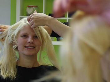 Melissa Dörfer blickt in den Friseurspiegel - und wenig später lächelt das Kronacher Christkind zurück. Die 23-Jährige wurde gestern für ihre Aufgabe zurechtgemacht. Foto: Marco Meißner