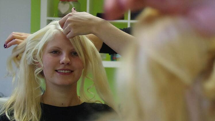 Melissa Dörfer blickt in den Friseurspiegel - und wenig später lächelt das Kronacher Christkind zurück. Die 23-Jährige wurde gestern für ihre Aufgabe zurechtgemacht. Foto: Marco Meißner