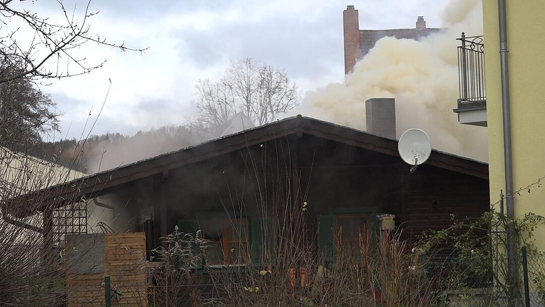 Oberfranken: Gartenhaus geht in Flammen auf - drei Welpen und eine Katze sterben