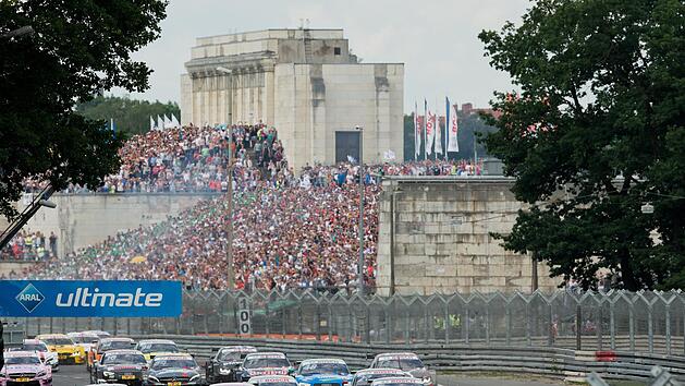 Schnelle Autos vor historischer Steintribüne: Am Samstag und Sonntag, 23. und 24. Juni, startet das Deutsche Tourenwagen-Mastes wieder auf dem Nürnberger Norisring, dem einzigen Stadtkurs der Serie.Daniel Karmann