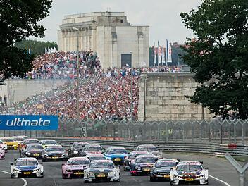 Schnelle Autos vor historischer Steintribüne: Am Samstag und Sonntag, 23. und 24. Juni, startet das Deutsche Tourenwagen-Mastes wieder auf dem Nürnberger Norisring, dem einzigen Stadtkurs der Serie.Daniel Karmann