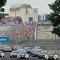 Schnelle Autos vor historischer Steintribüne: Am Samstag und Sonntag, 23. und 24. Juni, startet das Deutsche Tourenwagen-Mastes wieder auf dem Nürnberger Norisring, dem einzigen Stadtkurs der Serie.Daniel Karmann