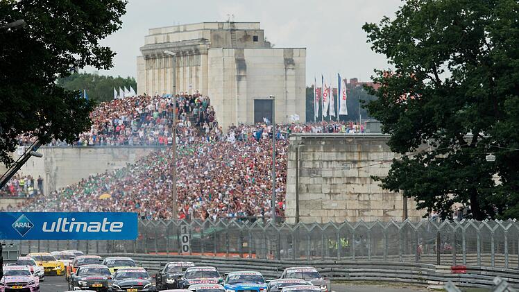 Schnelle Autos vor historischer Steintribüne: Am Samstag und Sonntag, 23. und 24. Juni, startet das Deutsche Tourenwagen-Mastes wieder auf dem Nürnberger Norisring, dem einzigen Stadtkurs der Serie.Daniel Karmann