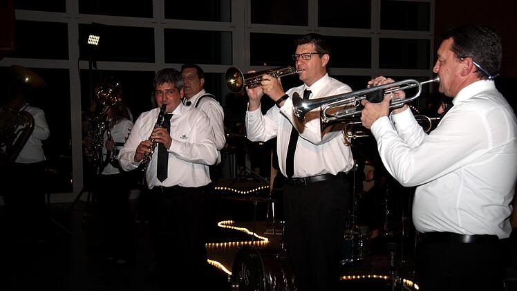 Die "Auferstandenen" ziehen ein.