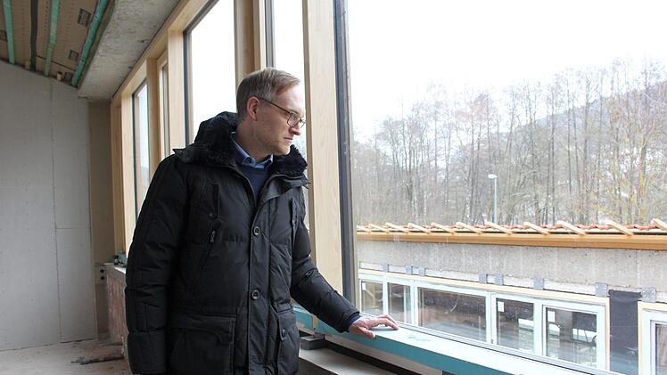 Neue Fenster, neues Dach: Ingenieur Bastian Wagner  ist zufrieden mit dem aktuellen Stand der Bauarbeiten in der Mittelschule. Foto: Julia Raab