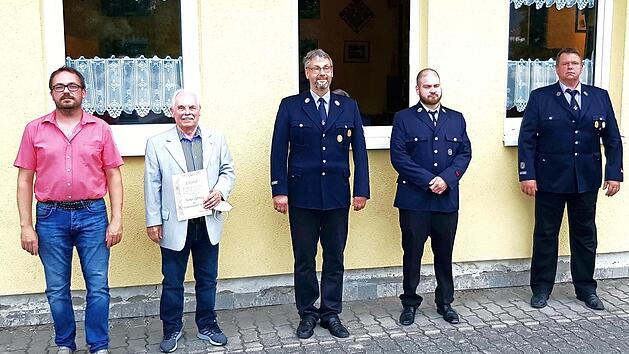 Jörg Schmidt (l.), Andreas Geyer, Christian Hübner und Matthias Angermann (v. r.) ehrten Werner Ramming.