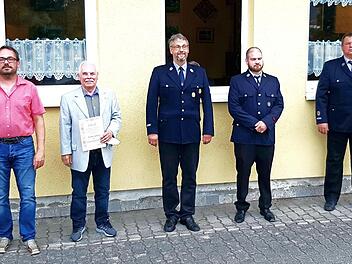 Jörg Schmidt (l.), Andreas Geyer, Christian Hübner und Matthias Angermann (v. r.) ehrten Werner Ramming.