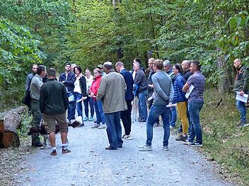 Selbstwerber - das sind Bürger, die ihr Brennholz selbst aus den gemeindlichen Forsten holen dürfen  - können rund um Oelrenbach tätig werden. Allerdings beschloss der Gemeinderat sehr hohe Auflagen. Auf dem Foto macht sich der Gemeinderat ein Bild vom Wald bei Ebenhausen. Foto: Hans-Peter Hepp