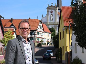 Bereits mehrfach abgelaufen ist Bürgermeister René Gerner die Route für die Begehung, nicht fehlen darf dabei der imposante Blick durch die Kirchstraße.