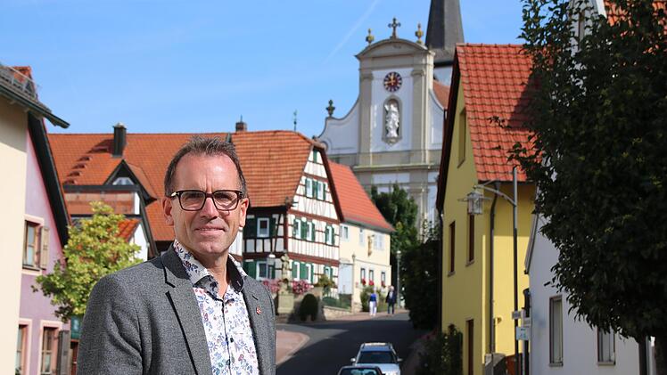 Bereits mehrfach abgelaufen ist Bürgermeister René Gerner die Route für die Begehung, nicht fehlen darf dabei der imposante Blick durch die Kirchstraße.