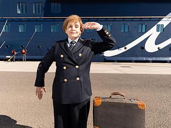 Gestern noch Weltpolitik, heute an Bord eines Luxusdampfers: Angela Merkel (Katharina Thalbach).
