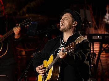 Gastgeber Johannes Oerding lieferte mit "Bielefeld, Paris oder Madrid" ein richtiges Punkrock-Brett ab.