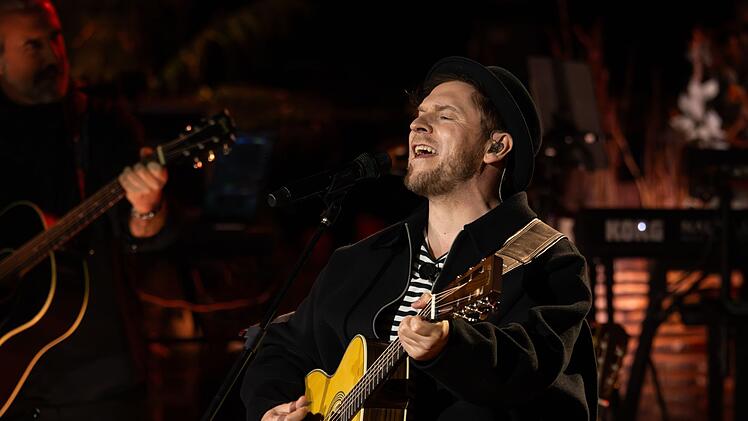 Gastgeber Johannes Oerding lieferte mit "Bielefeld, Paris oder Madrid" ein richtiges Punkrock-Brett ab.