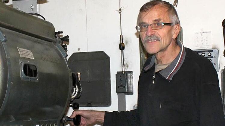 Am Film-Projektor hat Paul Löhmer viel Zeit verbracht, am Montag verunglückte der Kino-Betreiber und passionierte Motorradfahrer bei einem Unfall auf dem Nürburgring tödlich. Foto: Archiv/Ralf Ruppert