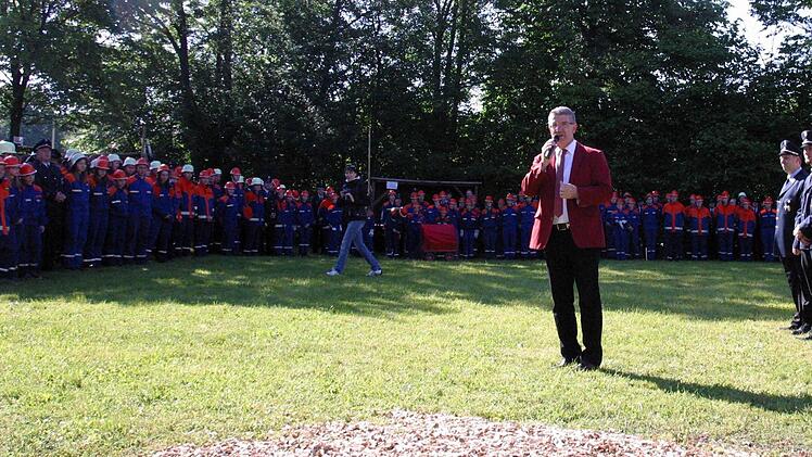 Landrat Michael Busch begrüßte die über 200 Teilnehmer des 28. Jugendleistungsmarsch und spornte sie zu Höchstleistungen an. Von rechts im Bild: Kreisbrandrat Manfred Lorenz, Kreisbrandinspektor Reinhard Hartung, Seßlachs Bürgermeister Martin Mittag und Kreisjugendwart Stefan Wunder. Foto: Bettina Knauth