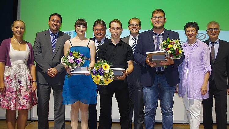 Die Kronacher Katrin Pfaff (Dritte von links) und Daniel Heim (Dritter von rechts) wurden mit den Adalbert-Raps-Preisen ausgezeichnet. Das Bild zeigt sie mit der Schulleitung und Ehrengästen. Foto: Heike Schülein