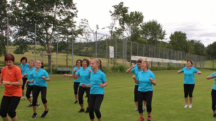 Power Ladies mit Chefin Irene Rudolf in Rot  Foto: Werner Vogel
